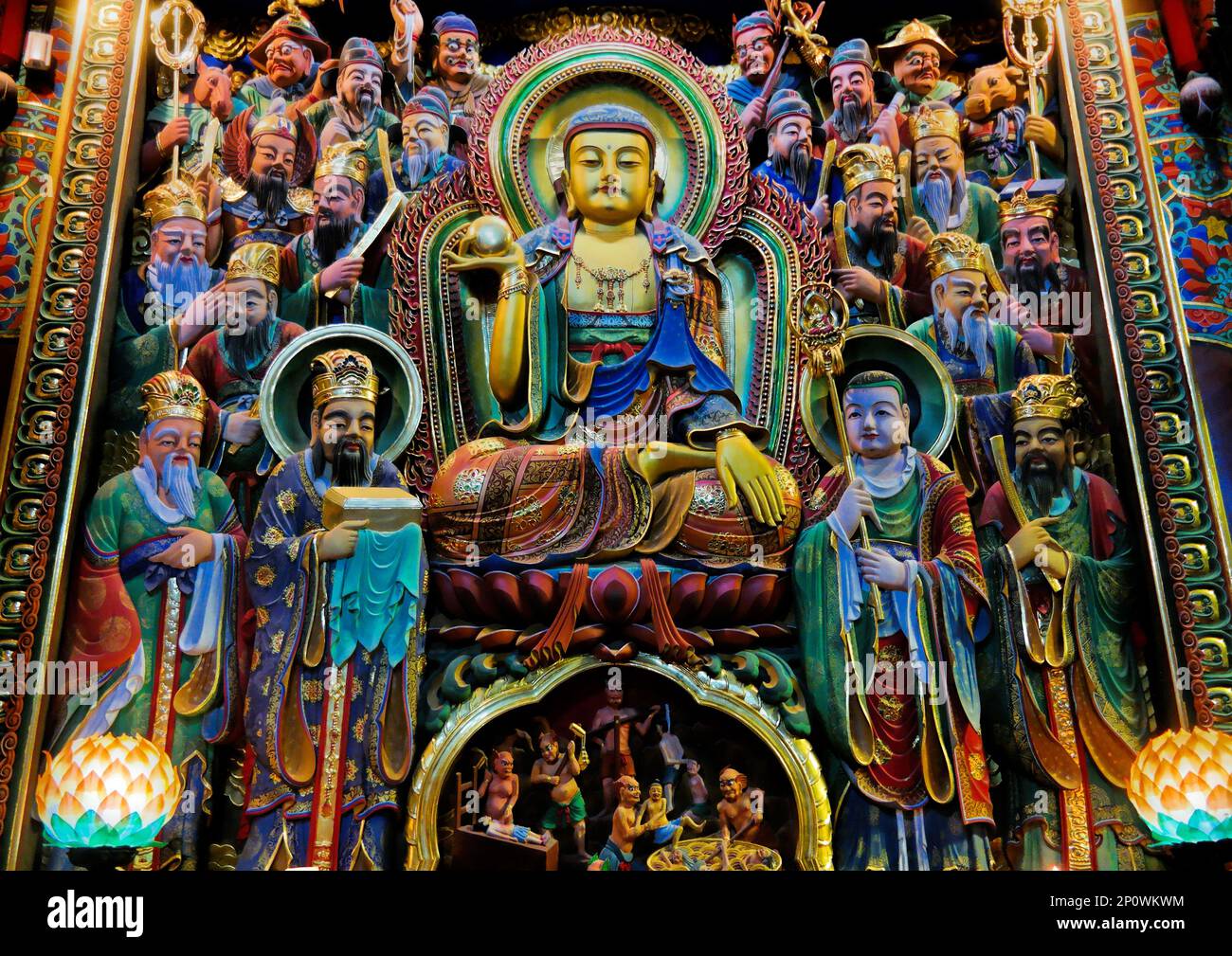 Busan, Südkorea - Mai 2019: Wunderschöne farbenfrohe goldene Buddha-Statue im Samgwangsa-Tempel Stockfoto