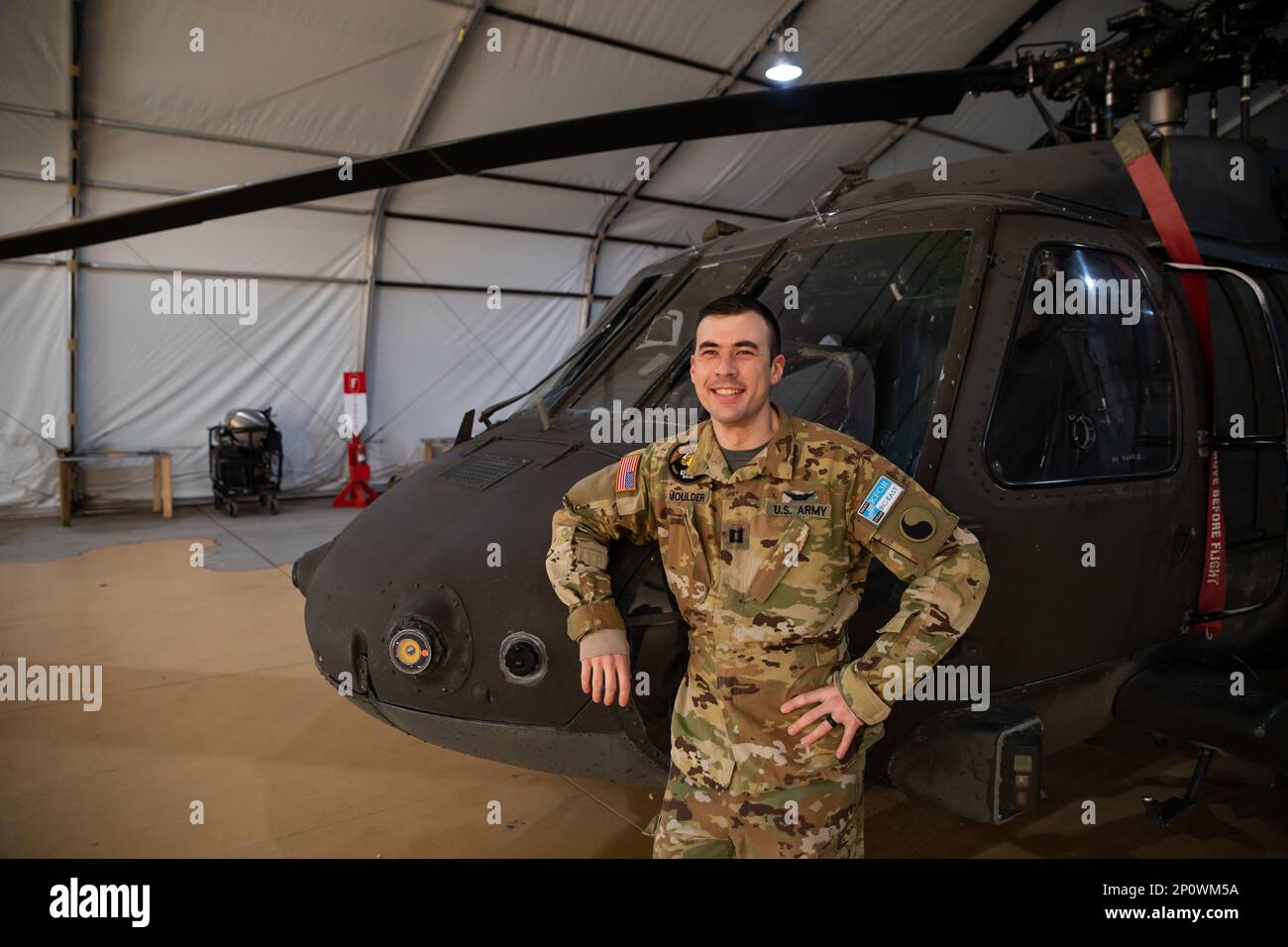 Captain Tyler Moulder stand am 15. Januar 2023 bei einem der UH-60 Blackhawk-Hubschrauber des Kosovo Force Regional Command East in Camp Bondsteel, Kosovo. Stockfoto