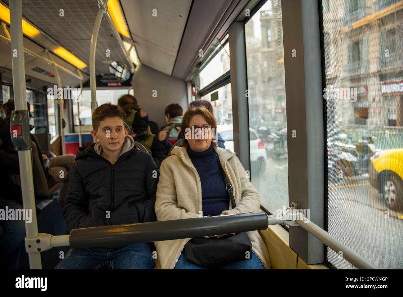 Mutter und Sohn fahren in einem Bus, zwei Personen mit öffentlichen Verkehrsmitteln Stockfoto