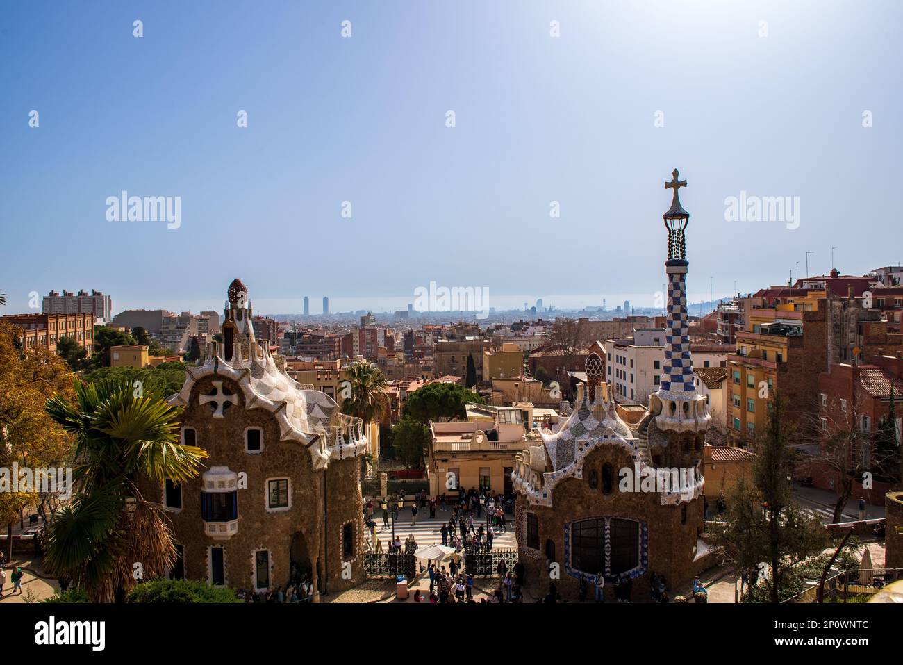Barcelona, Spanien-Februar 21,2023: Skyline von Barcelona mit Eingang zum Parc Güell vom Architekten Antoni Gaudi im Vordergrund. Stockfoto