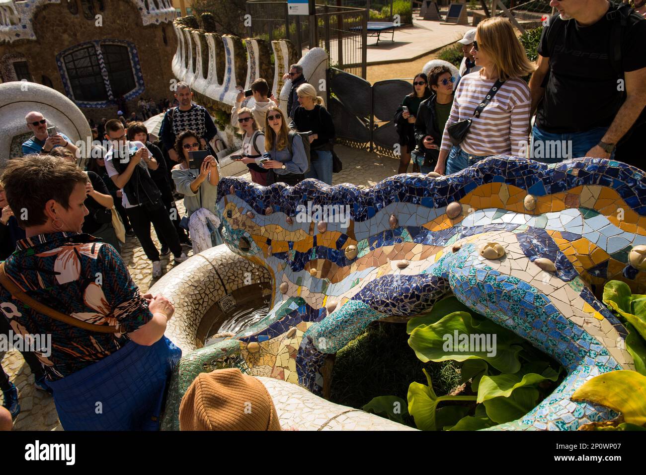 Barcelona, Spanien-Februar 21,2023: Touristen machen Fotos von einem Brunnen im Parc Güell mit ihren Handys. Stockfoto