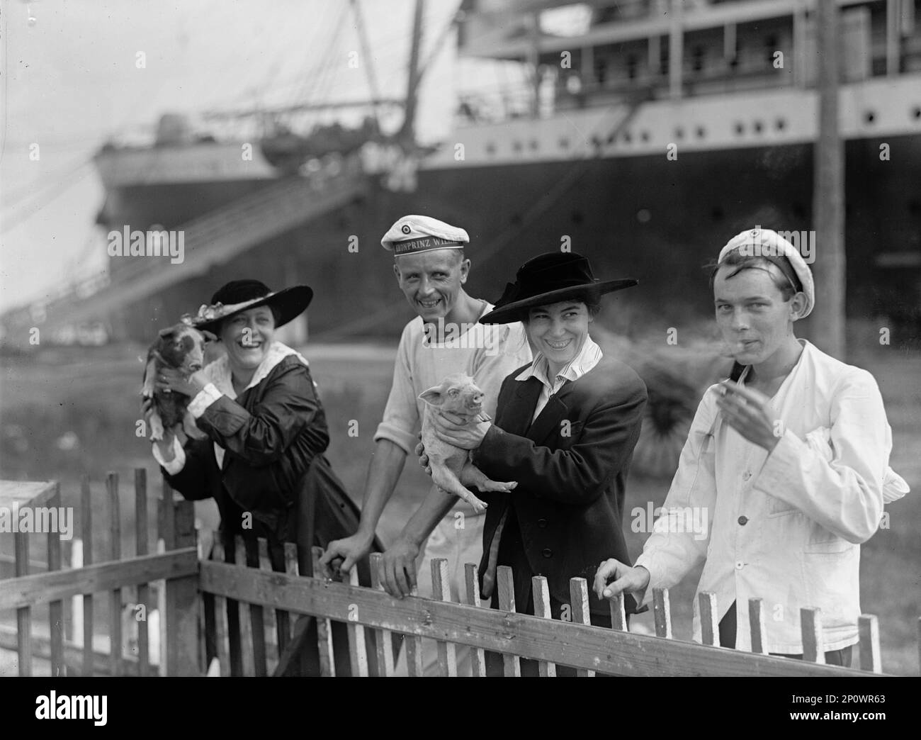 Deutsche Matrosen internierten 1917 in den USA. Männer von der SS Kronprinz Wilhelm, mit Frauen und Ferkeln. Das Schiff und seine Crew wurden auf dem Norfolk Navy Yard in Portsmouth interniert, und ihre Crew lebte in einem nahe gelegenen Camp, als "Gäste". Stockfoto