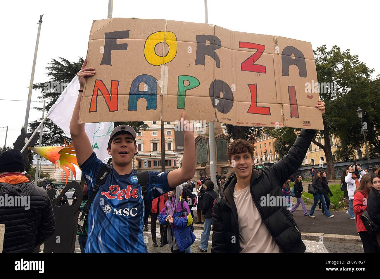 Rom, Italien. 03. märz 2023 Die Demonstranten halten während der Demonstration ein Plakat zur Unterstützung der Fußballmannschaft Neapel. Klimaschutzaktivisten veranstalteten eine Demonstration, die von Fridays for Future organisiert wurde, im Rahmen des Global Climate Strike, bei der Maßnahmen gegen den Klimawandel gefordert wurden. Stockfoto