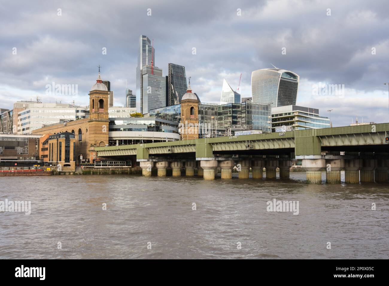 Cannon Street Station und Eisenbahnbrücke, City of London, EC4, England, Großbritannien Stockfoto