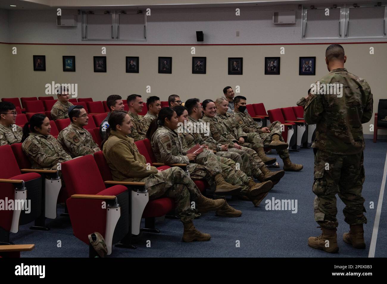 Mitglieder des Language Enabled Airman Program im 18. Flügel warten auf eine Präsentation auf der Kadena Air Base, Japan, 26. Januar 2023. Eines der Hauptziele von LEAP besteht darin, dass die Dienstleister vorhandene Fremdsprachenkenntnisse entwickeln, um Partnerschaften, Interoperabilität und Gegenseitigkeitsverständnis zu stärken. Stockfoto