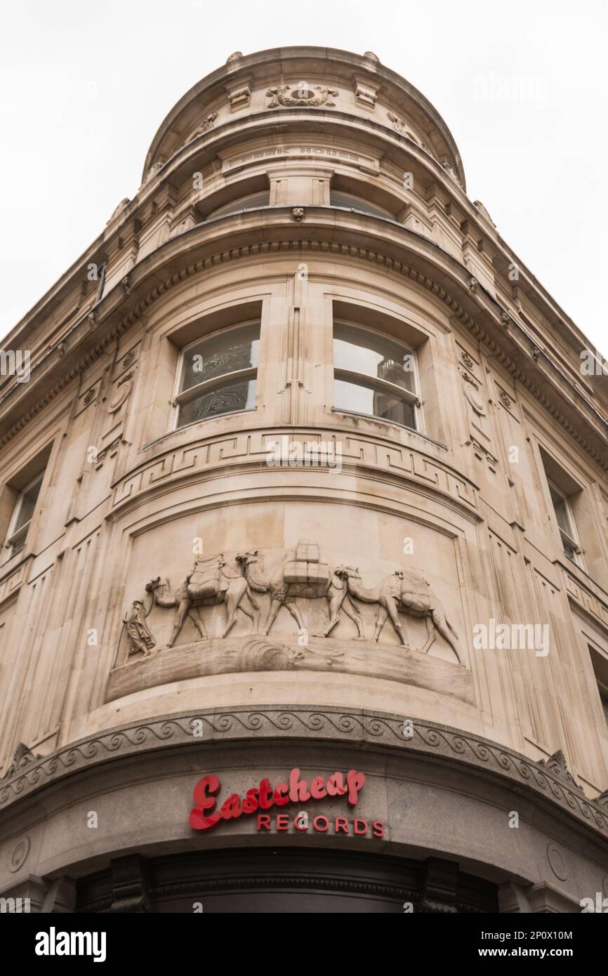 Ein Frieze voll Beduinen-Kamele von William Theed, in Peek House, Eastcheap in der City of London, England, Großbritannien Stockfoto