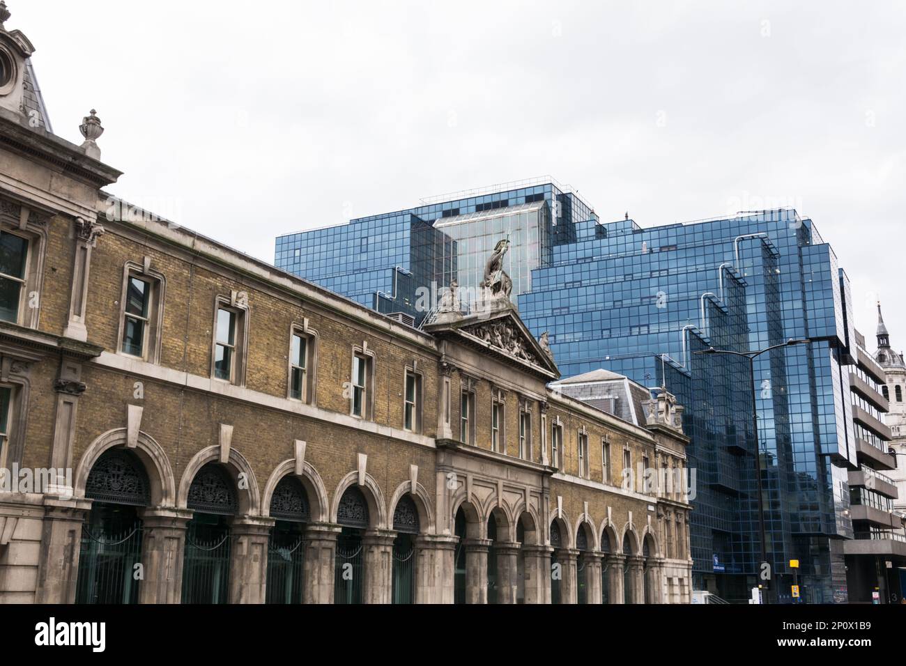 Statue von Britannia und Pediment auf dem Old Billingsgate Market, Old Billingsgate Walk, Lower Thames Street, City of London, EC3, England, Großbritannien Stockfoto