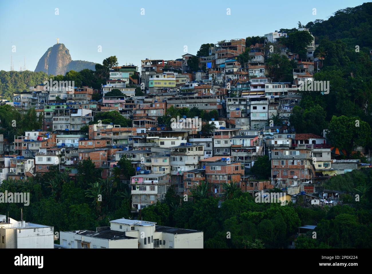 Favela de Tabaraja mit dem Berg Corcovado und der Statue von Christus dem Erlöser im Hintergrund, Rio de Janeiro, Brasilien Stockfoto