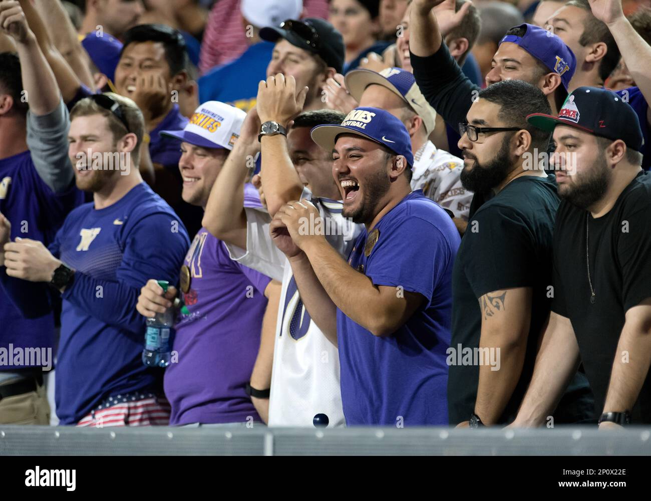 24 September 2016: Huskies fans celebrate during the NCAA football game between the No. 9 Washington Huskies and the Arizona Wildcats at Arizona Stadium in Tucson, Ariz. The Huskies defeated the Wildcats 35-28 in overtime. (Photo by Carlos Herrera/Icon Sportswire) (Icon Sportswire via AP Images) Stockfoto