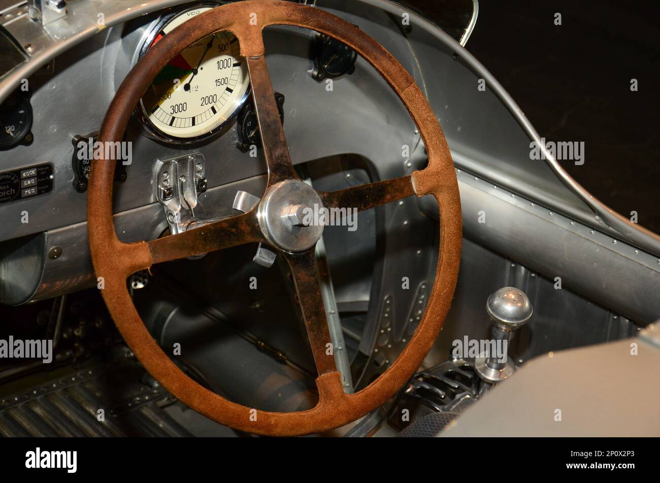 Nahaufnahme des antiken Lenkrads eines klassischen Porsche in einem Museum Stockfoto