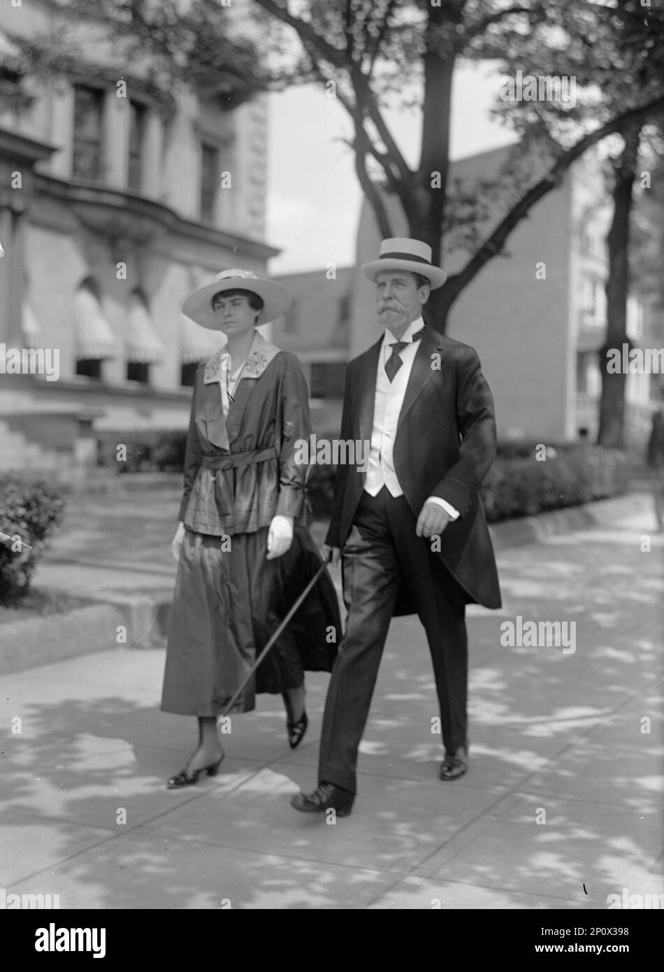 Miss Katherine Hughes mit Vater, Charles Evans Hughes, 1917. Katherine Hughes heiratete eine Investmentbankerin und wurde Mrs. Chauncey L. Waddell. Staatsmann, Politiker und Jurist Charles Evans Hughes war 11. Chief Justice der Vereinigten Staaten und 36. Governor von New York. Stockfoto