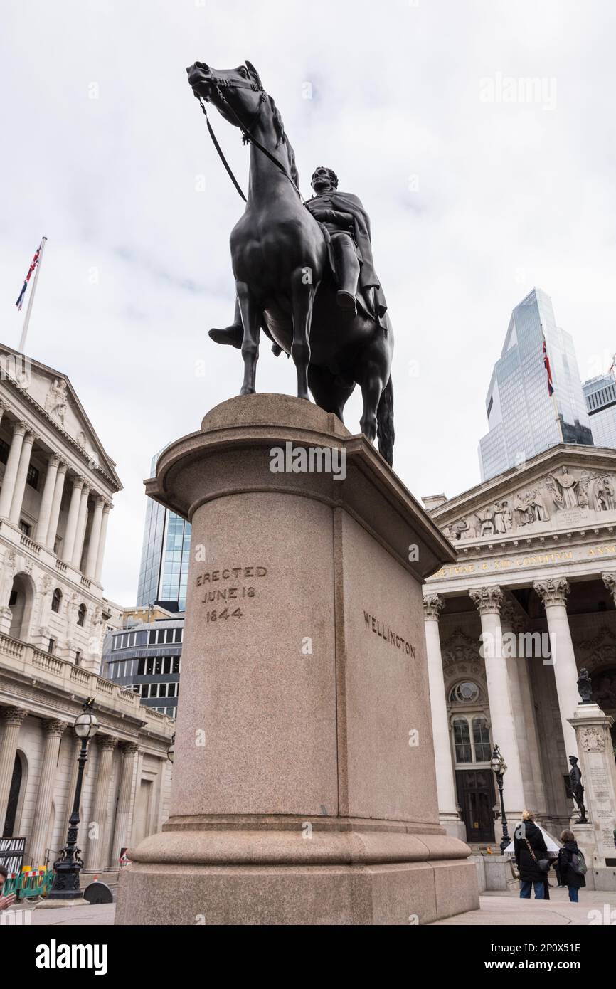 Reiterstatue von Wellington vor der Bank of England, auch bekannt als Old Lady of Threadneedle Street, London, England, Großbritannien Stockfoto