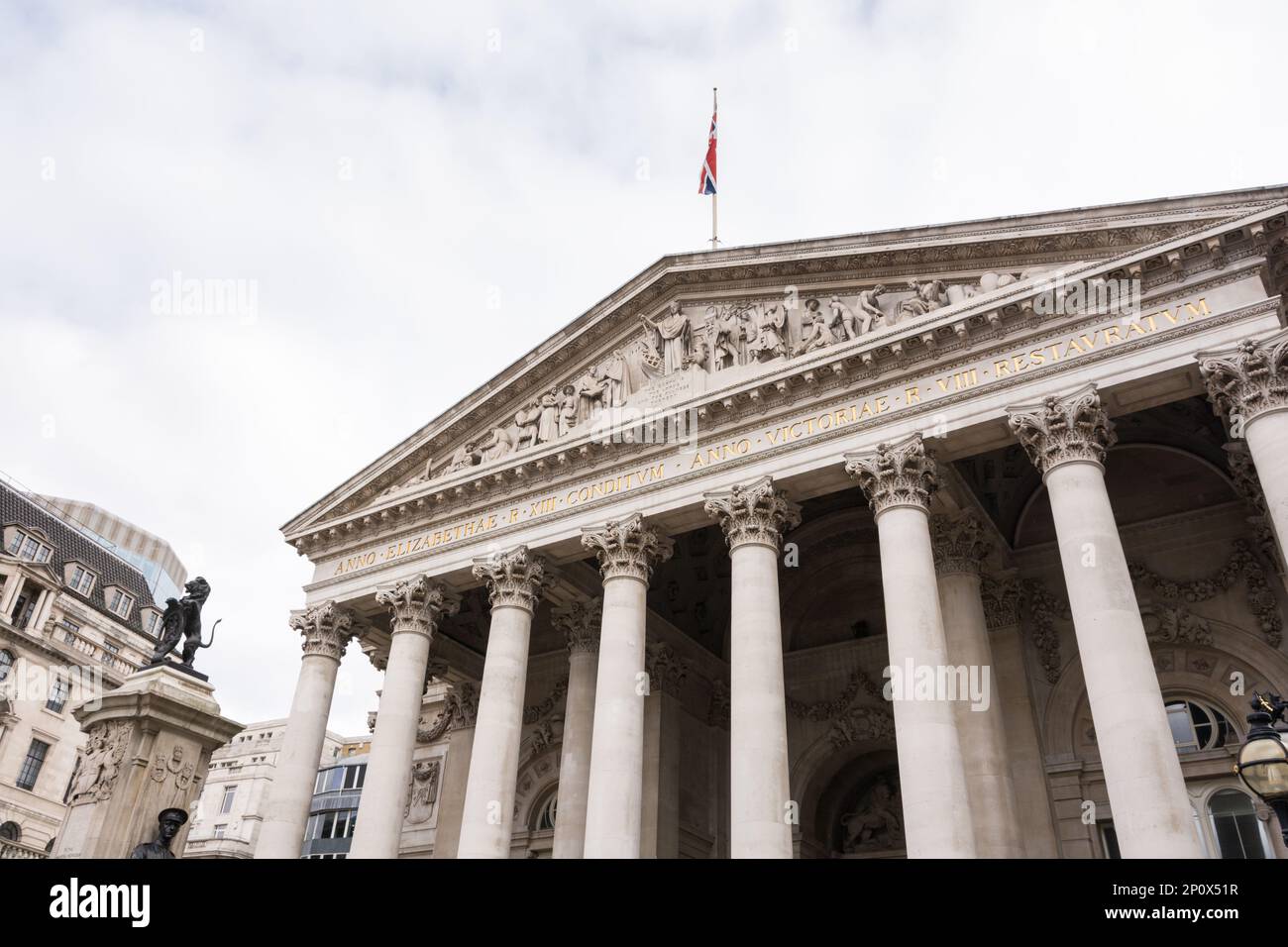 Die Westfassade von Sir William Tite's The Royal Exchange von der Kreuzung der Bank, City of London, England, Großbritannien Stockfoto