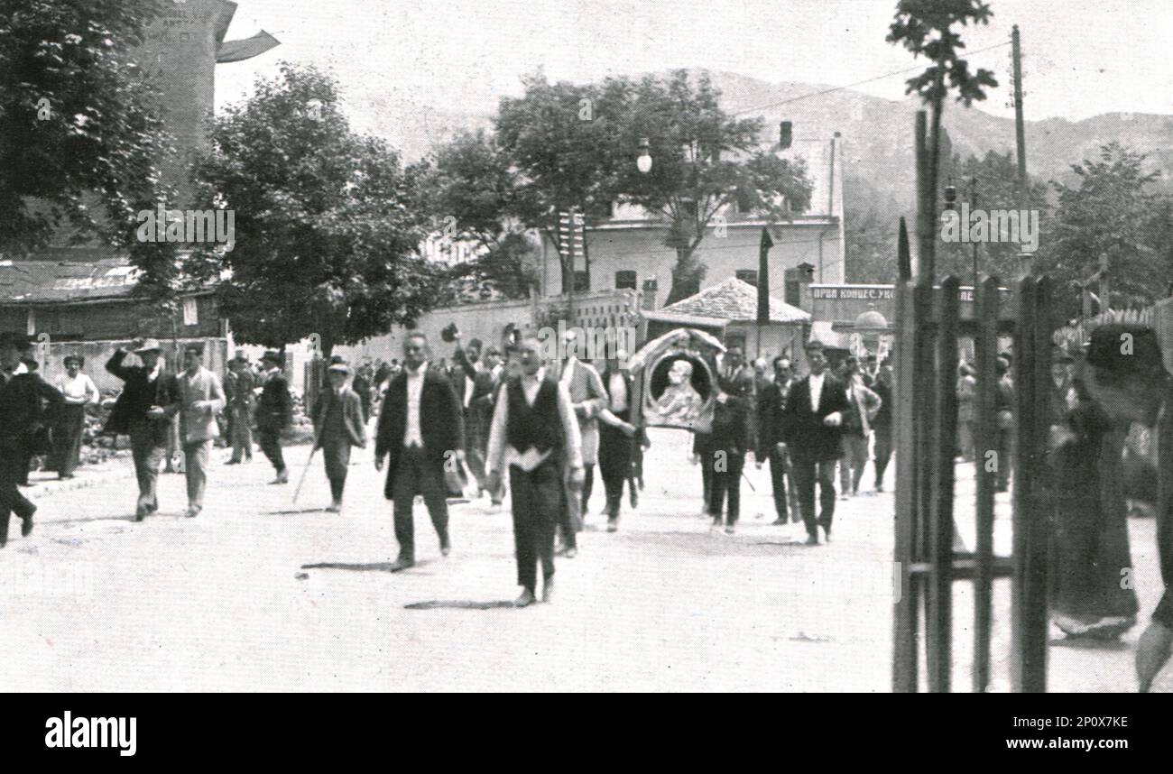 "Sarajevo, D'autres Manifestants promenent un portrait de Francois-Joseph". Aus „L'Album de la Guerre 1914-1919, Volume I“ [L'Illustration, Paris, 1924]. Stockfoto