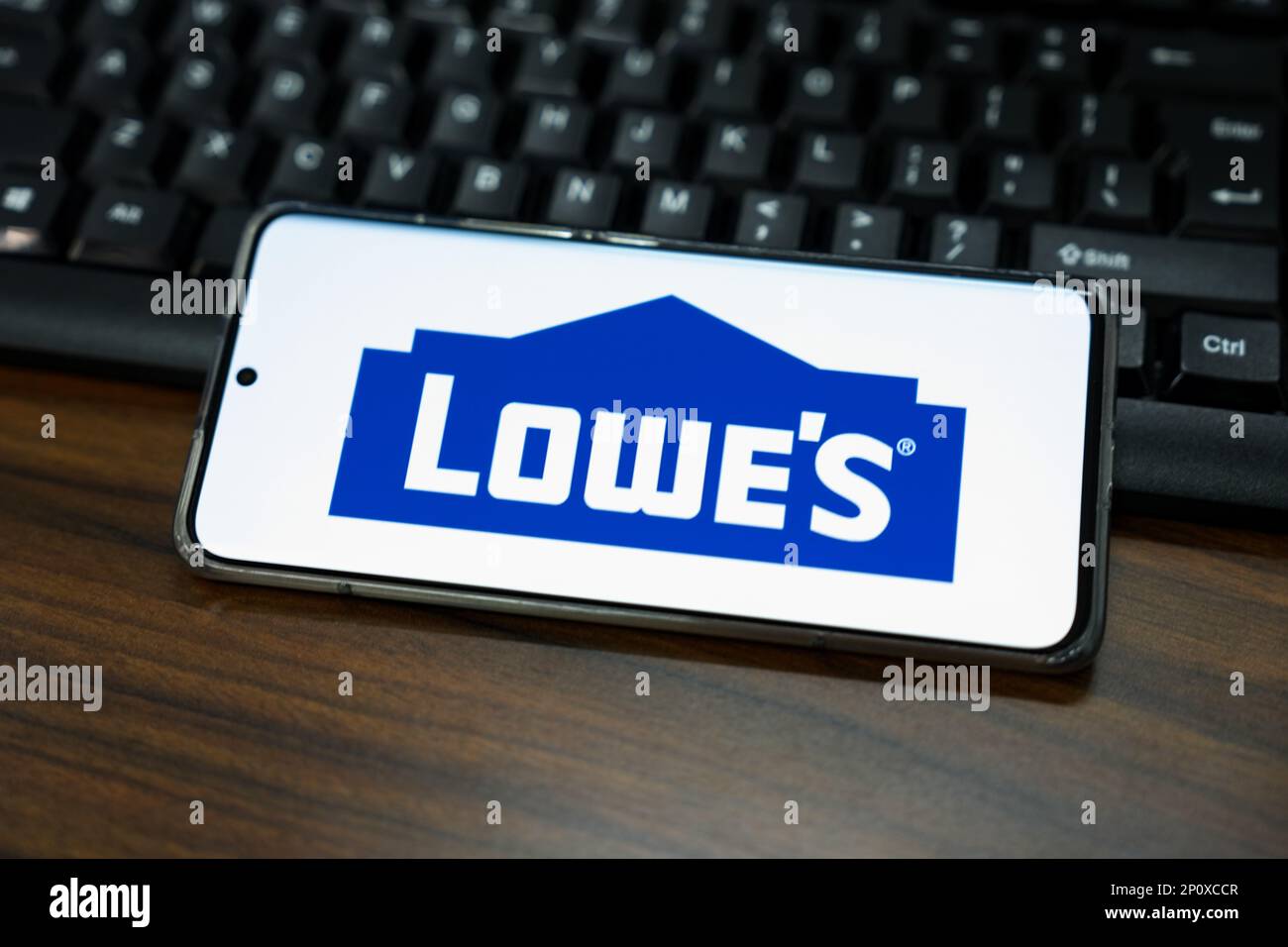 China. 28. Februar 2023. In dieser Abbildung wird ein Lowe's Logo auf dem Bildschirm eines Smartphones angezeigt. Kredit: SOPA Images Limited/Alamy Live News Stockfoto