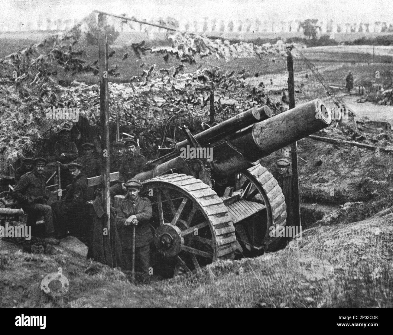 "La Bataille de la Somme; Obusier sous l'abri qui le rend unvisible aux avions", 1916. Aus der „Collection de la Guerre IV L'Illustration Tome CXLVIII. La Guerre Juillet, Aout, Septembre, Octobre, Novembre, Dez. 1916". Stockfoto