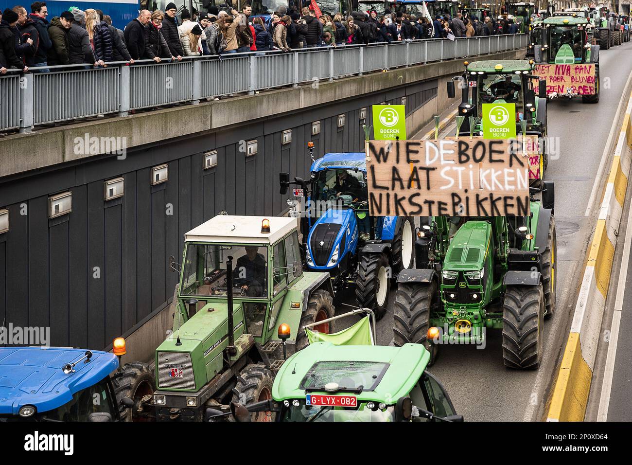Am Freitag, den 03. März 2023, bringen flämische Landwirte ihre Traktoren in die Brüsseler Innenstadt, um gegen die vorgeschlagenen neuen Vorschriften zur Senkung der Stickstoffemissionen zu protestieren. Die flämische Regierung diskutiert über Maßnahmen zur Verringerung der Emissionen der Industrie und des Agrarsektors. BELGA FOTO JAMES ARTHUR GEKIERE Stockfoto