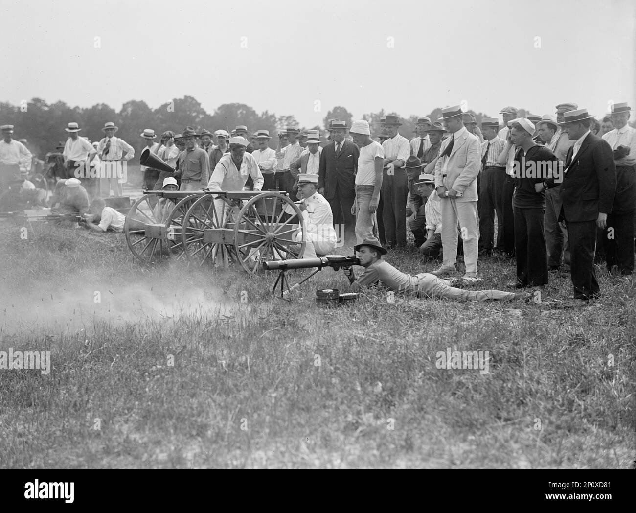 Marinekorps Rifle Range, Winthrop, Maryland - General George Barnett testet Colts automatische Maschinenpistole, 1917. Stockfoto