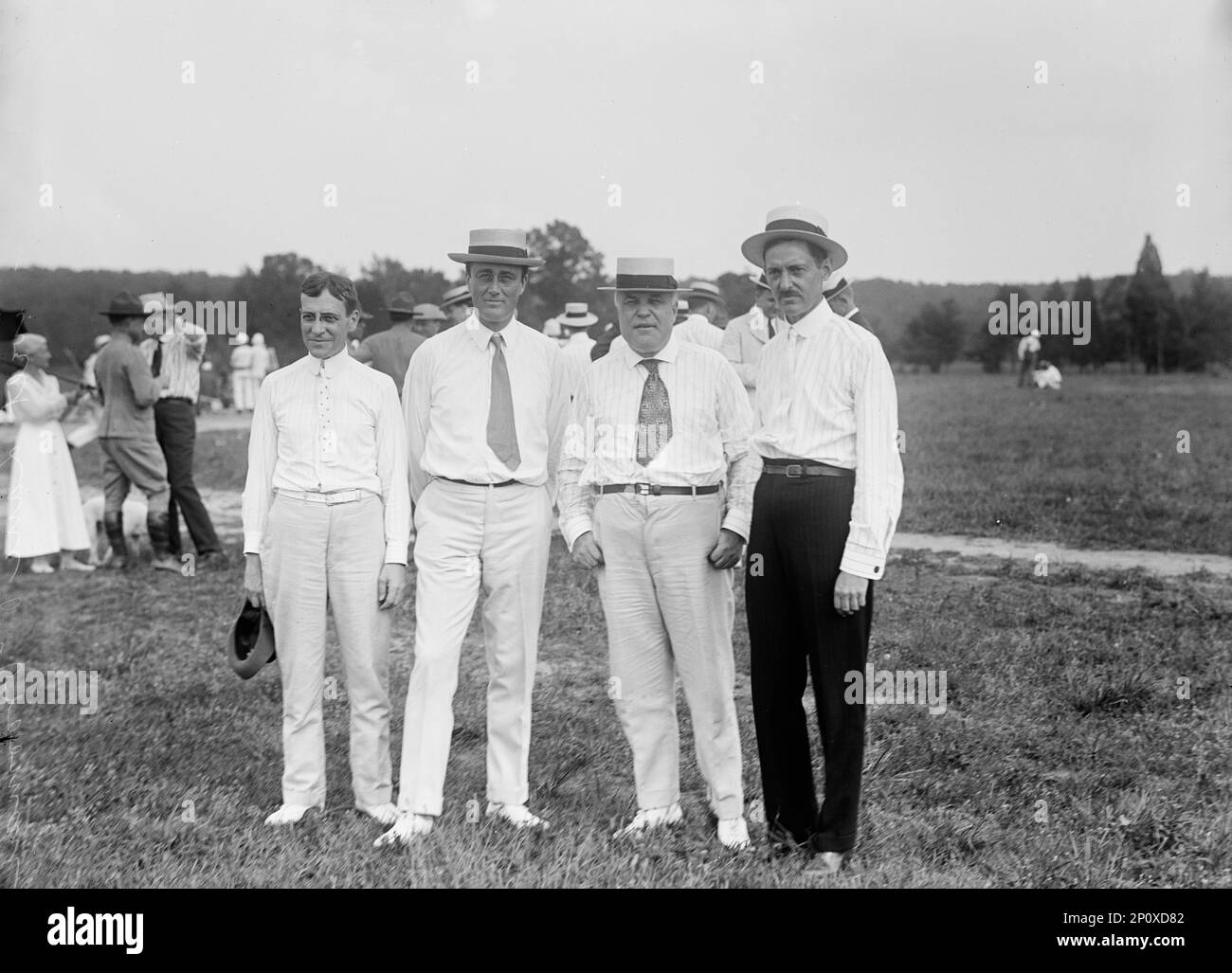 Marine Corps Rifle Range, N.D. Baker; F.D. Roosevelt; F.K. Lane, C.S. Vrooman, 1917. Newton Diehl Baker, Franklin D. Roosevelt, Franklin Knight Lane und Carl Schurz Vrooman. Stockfoto