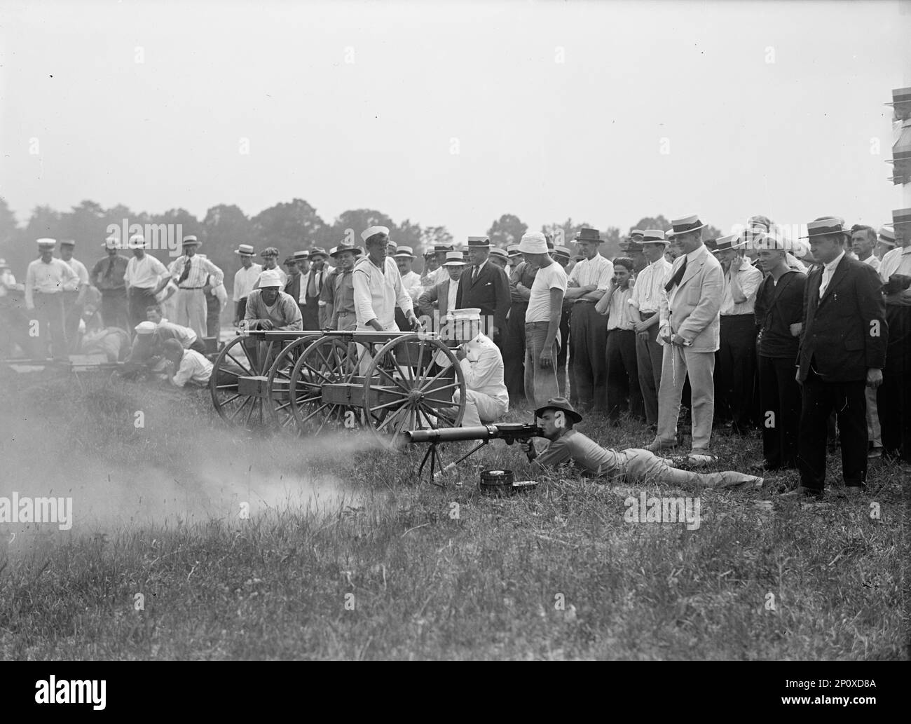Marinekorps Rifle Range, Winthrop, Maryland - General George Barnett testet Colts automatische Maschinenpistole, 1917. Stockfoto