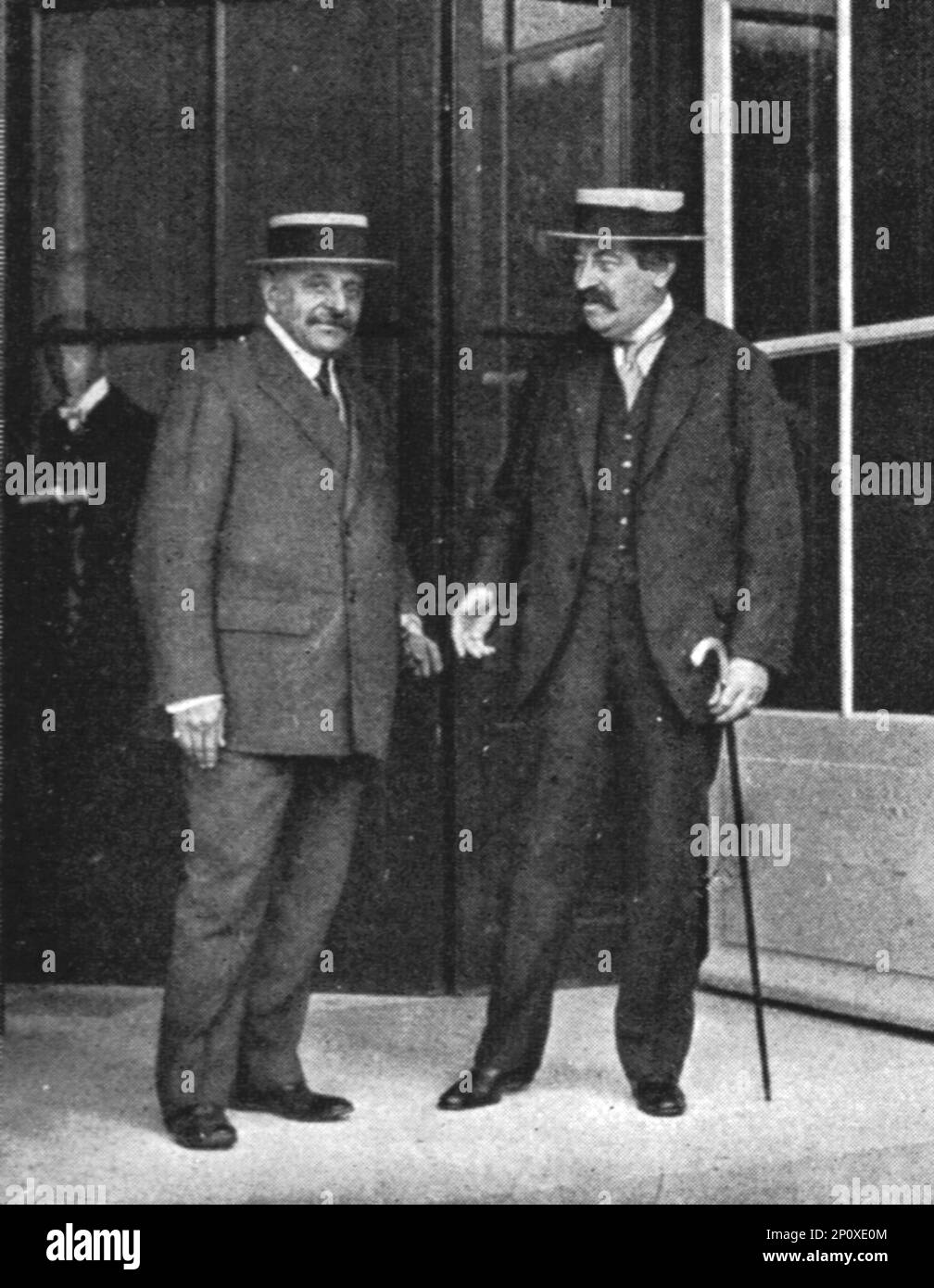 "L'Heure de la Roumanie; M Aristide Briand (a droite) et M Alexandre Lahovary, ministre de Roumanie a Paris", 1916. Aus der „Collection de la Guerre IV L'Illustration Tome CXLVIII. La Guerre Juillet, Aout, Septembre, Octobre, Novembre, Dez. 1916". Stockfoto