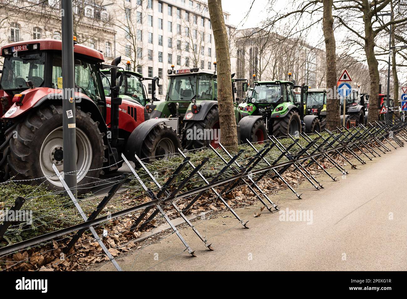 Am Freitag, den 03. März 2023, bringen flämische Landwirte ihre Traktoren in die Brüsseler Innenstadt, um gegen die vorgeschlagenen neuen Vorschriften zur Senkung der Stickstoffemissionen zu protestieren. Die flämische Regierung diskutiert über Maßnahmen zur Verringerung der Emissionen der Industrie und des Agrarsektors. BELGA FOTO JAMES ARTHUR GEKIERE Stockfoto