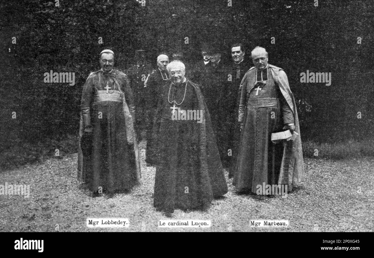 "Le 2e anniversaire de la Marne; Trois Grandes Figures du haut clerge francais", 1916. Aus der „Collection de la Guerre IV L'Illustration Tome CXLVIII. La Guerre Juillet, Aout, Septembre, Octobre, Novembre, Dez. 1916". Stockfoto
