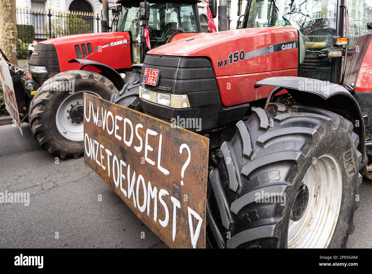 Am Freitag, den 03. März 2023, bringen flämische Landwirte ihre Traktoren in die Brüsseler Innenstadt, um gegen die vorgeschlagenen neuen Vorschriften zur Senkung der Stickstoffemissionen zu protestieren. Die flämische Regierung diskutiert über Maßnahmen zur Verringerung der Emissionen der Industrie und des Agrarsektors. BELGA FOTO JAMES ARTHUR GEKIERE Stockfoto