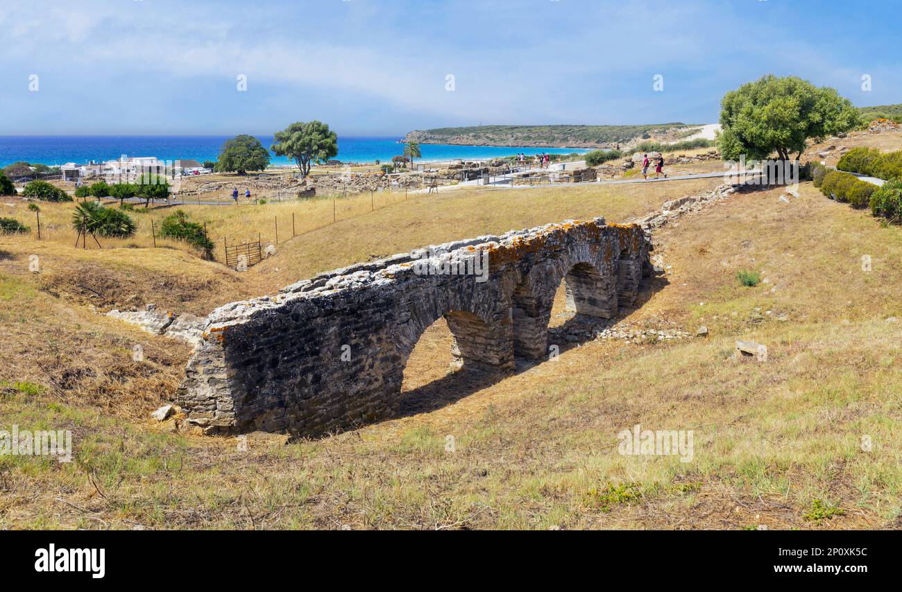 Römische Ruinen von Baelo Claudia in Bolonia, Provinz Cadiz, Costa de la Luz, Spanien. Überreste des Aquädukts, das die Stadt mit Wasser versorgte. Stockfoto