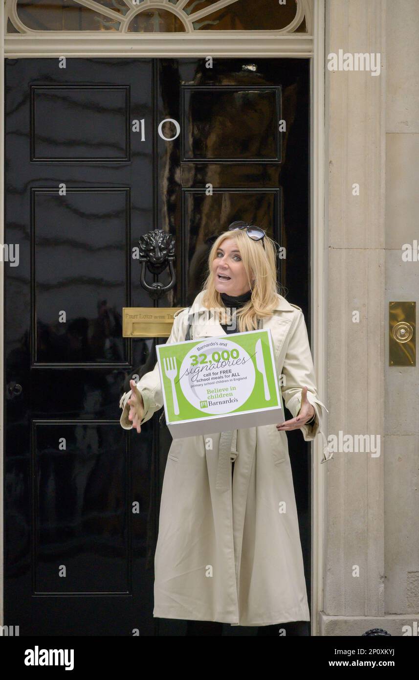 Michelle Collins, Schauspielerin (Eastenders, Coronation Street) in der Downing Street, um eine Petition zu überbringen, die kostenlose Schulmahlzeiten an alle Grundschulen verlangt Stockfoto