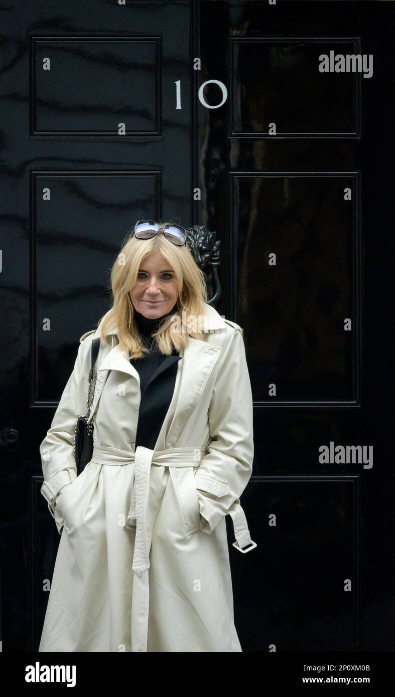 Michelle Collins, Schauspielerin (Eastenders, Coronation Street) in der Downing Street, um eine Petition zu überbringen, die kostenlose Schulmahlzeiten an alle Grundschulen verlangt Stockfoto