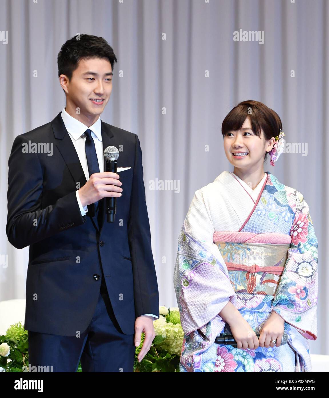 Japanese table tennis Ai Fukuhara (R) and her Taiwanese Olympia fellow Chiang Hung-chieh, attend a news conference in Tokyo on Sept. 21, 2016. 27-year-old Fukuhara and the Chinese Taipei player announced their marriage. Fukuhara, who led Japanese women's table tennis team, won a bronze at the Rio Summer Olympics. ( The Yomiuri Shimbun via AP Images ) Stockfoto