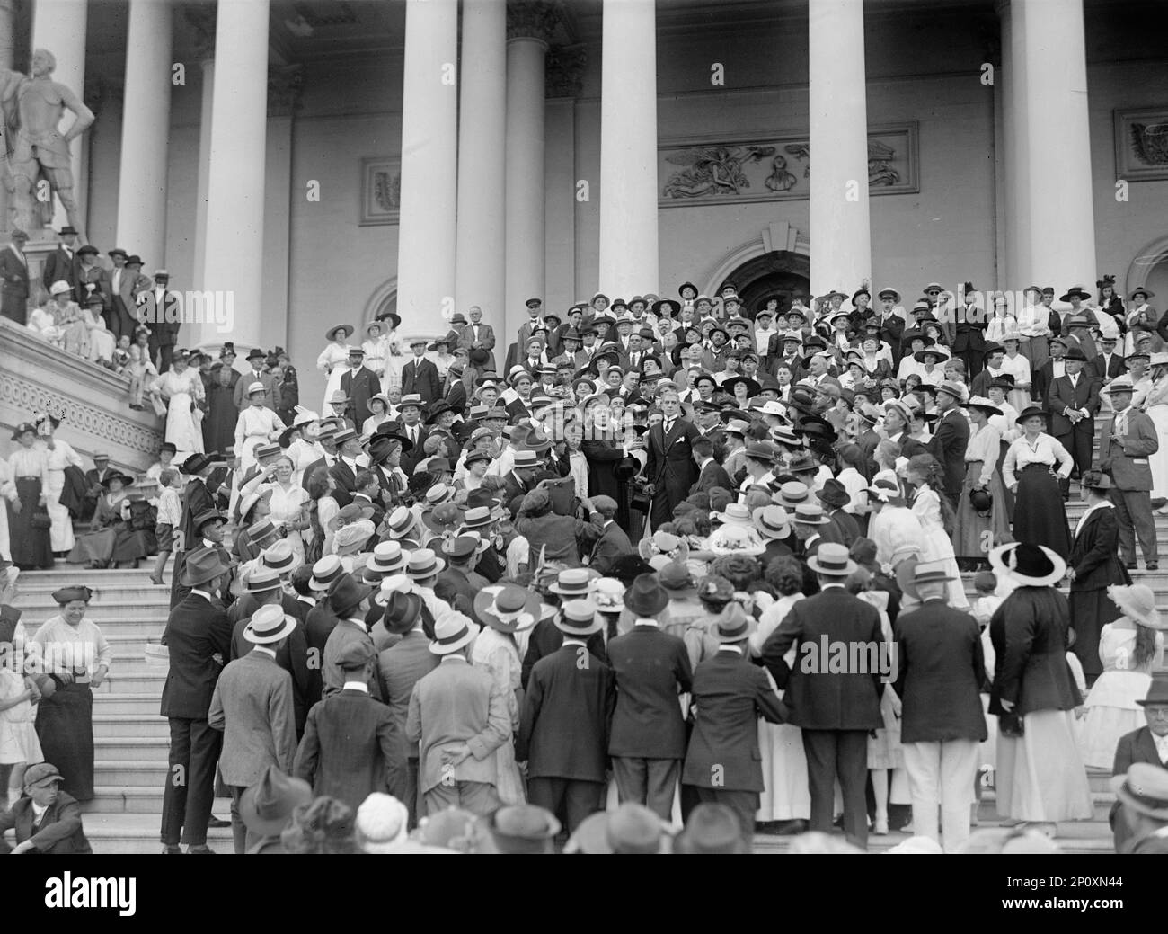 Reverend James Shera Montgomery, D.D., Kaplan des Repräsentantenhauses - links der 2 Minister im Zentrum; W.T.C.U. Gruppe im Capitol, 1917. Mitglieder der Christlichen Abstinenzunion der Frau auf den Stufen des Kapitols in Washington. Stockfoto