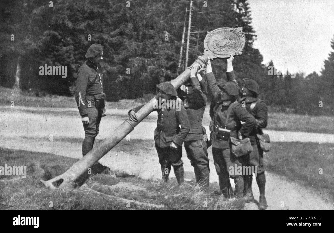 "En Elsace et sur la Frontiere; Le 7 aout, nos alpins occupent le col du Bonhomme apres unbrutal. Leur Premier soin est d'abattre le poteau frontiere', 1914. Von „L'Album de la Guerre 1914-1919: Band I“. [L'Illustration, Paris, 1926]. Stockfoto