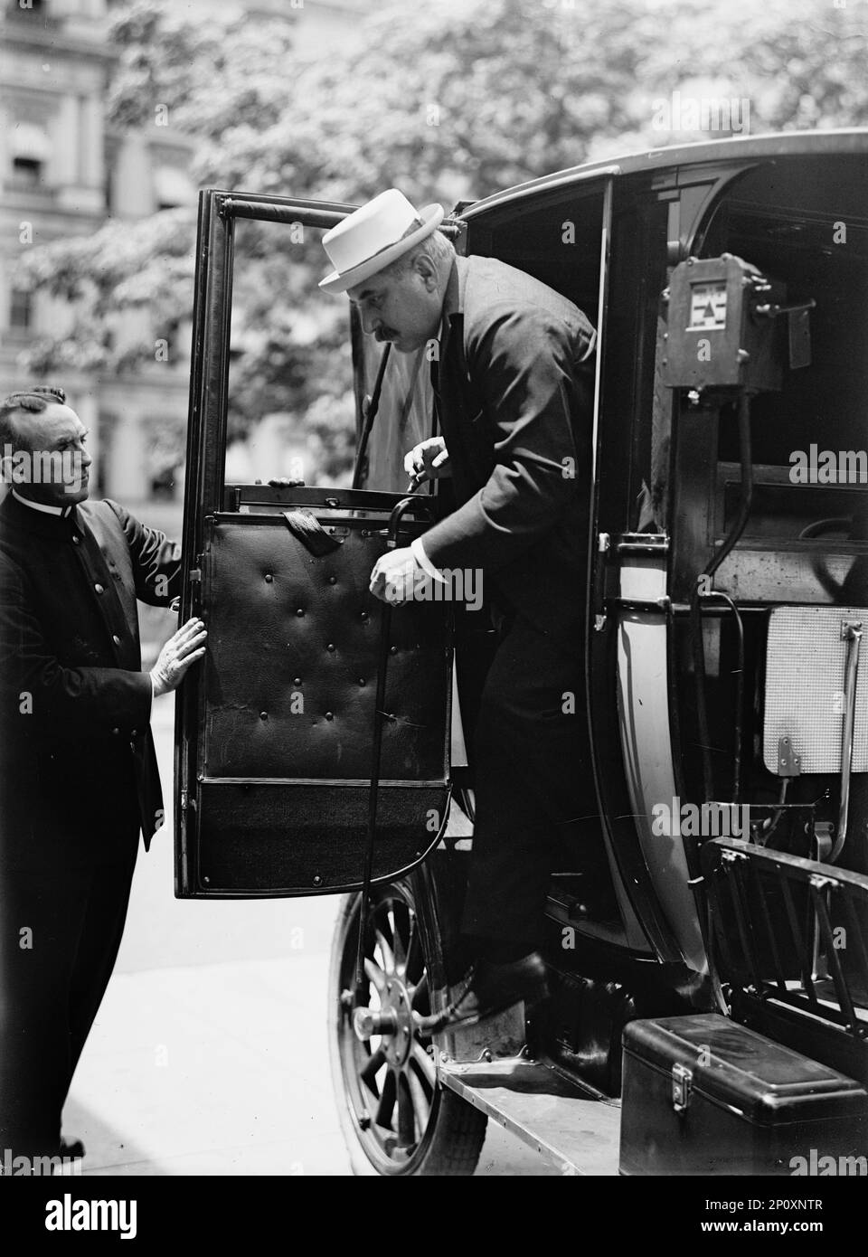 J. Pierpont Morgan Jr. verlässt Auto, 1914. Amerikanischer Finanzier und Investmentbanker. Stockfoto