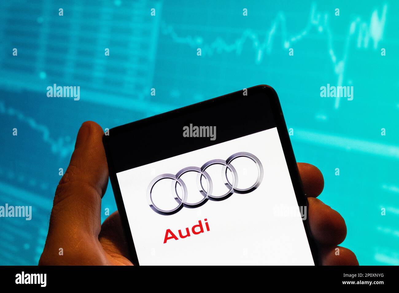 China. 15. Februar 2023. In dieser Fotografik ist das Audi Logo des deutschen Automobilherstellers auf einem Smartphone mit einem ökonomischen Börsenindex-Diagramm im Hintergrund zu sehen. Kredit: SOPA Images Limited/Alamy Live News Stockfoto