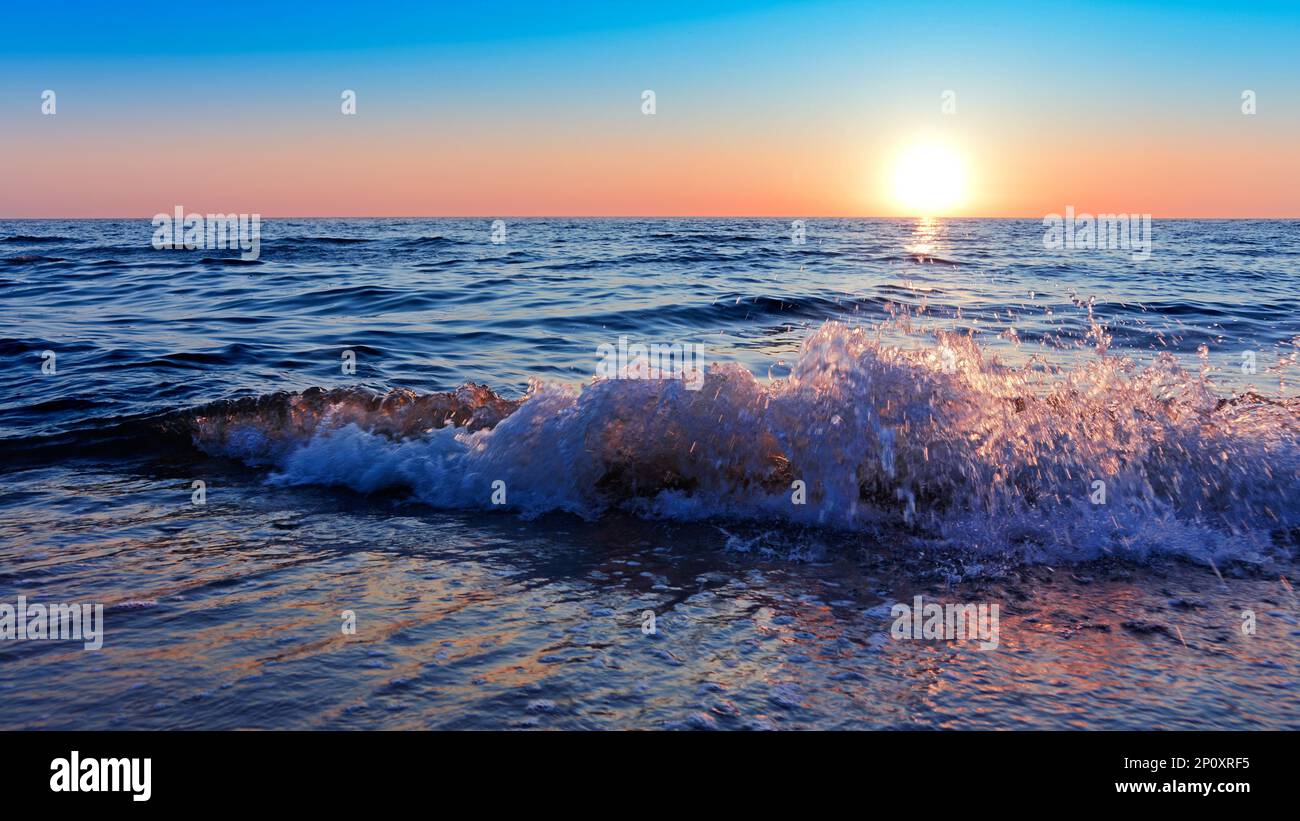 Sonnenaufgang über dem Meer am frühen Morgen Stockfoto