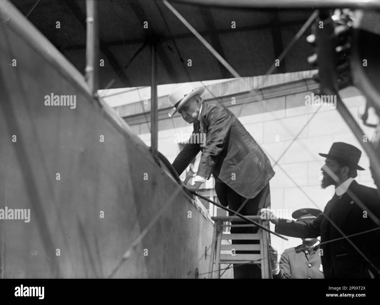 National Aero Coast Patrol Commission - Curtiss Biplane 2 Engines, mit Floßwagen, ausgestellt auf dem S.O.B. Sen. Ben Tillman, der in das Flugzeug klettert; Augustus Post rechts, 1917. Senator Benjamin Tillman und Flugpionier Augustus Thomas Post Jr. Stockfoto