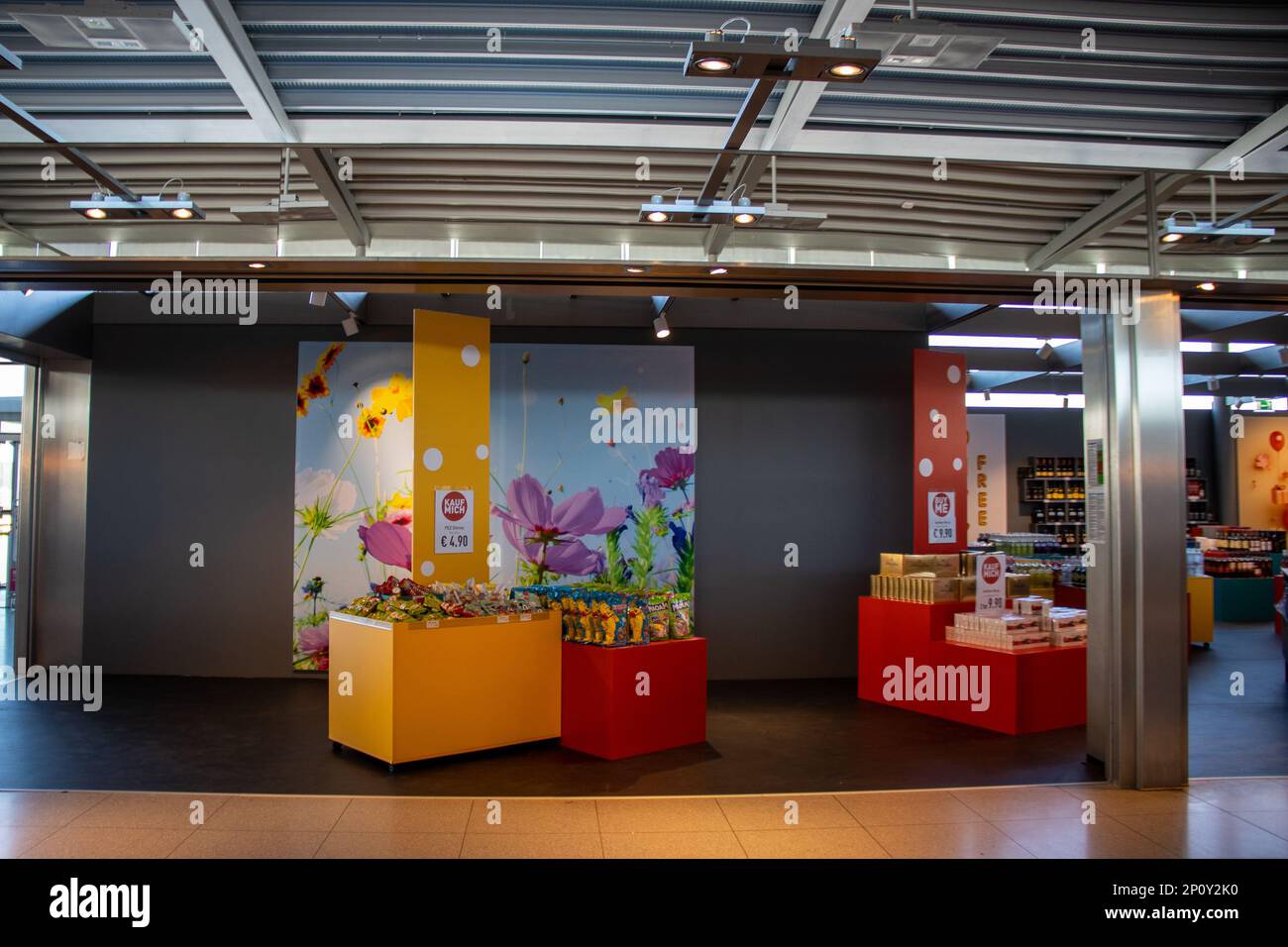 Produkte, die im Duty-Free-Shop am Flughafen Köln/Bonn ausgestellt werden. Stockfoto