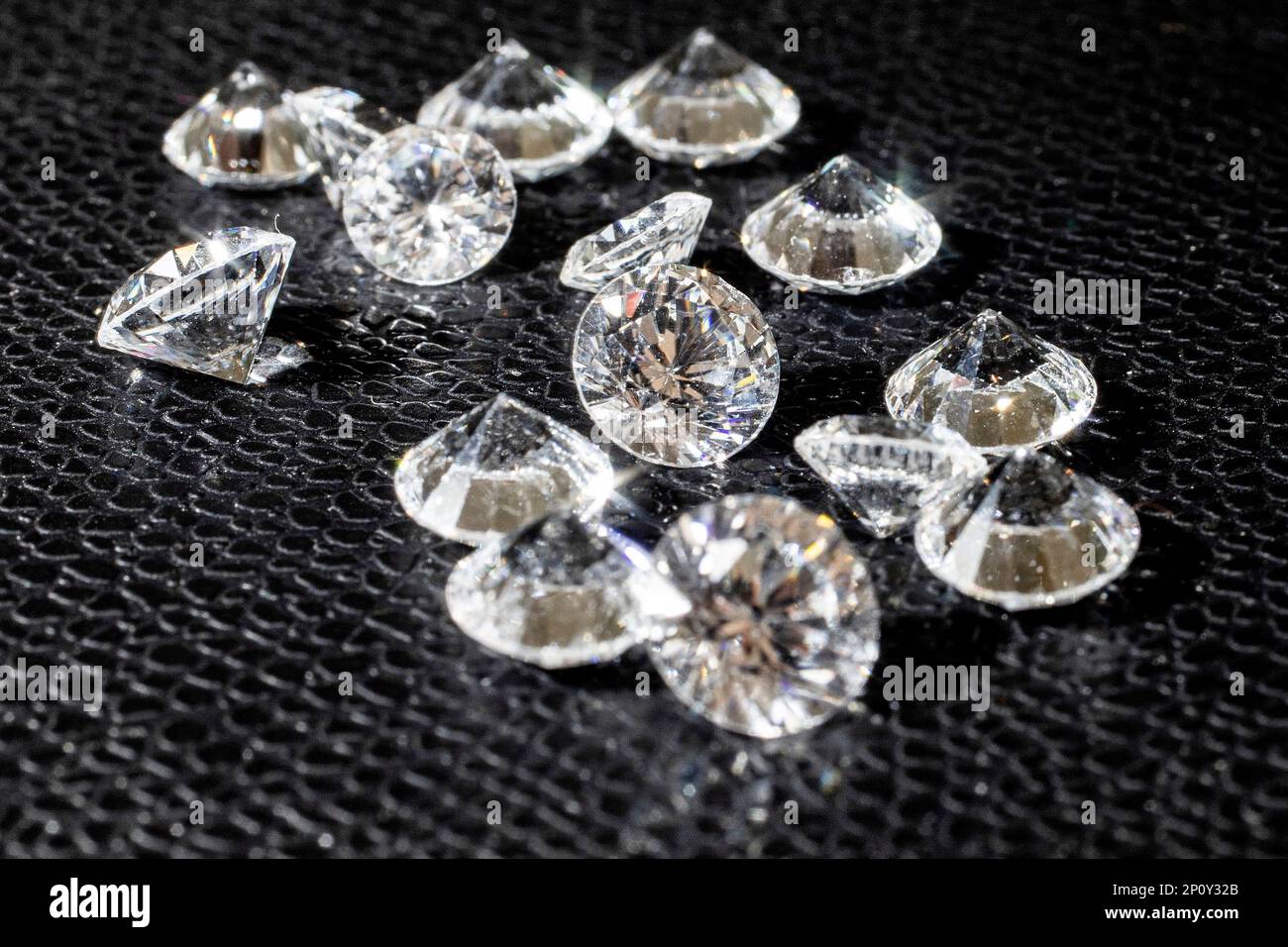 Diamanten auf dem Tisch des Juweliers Stockfoto