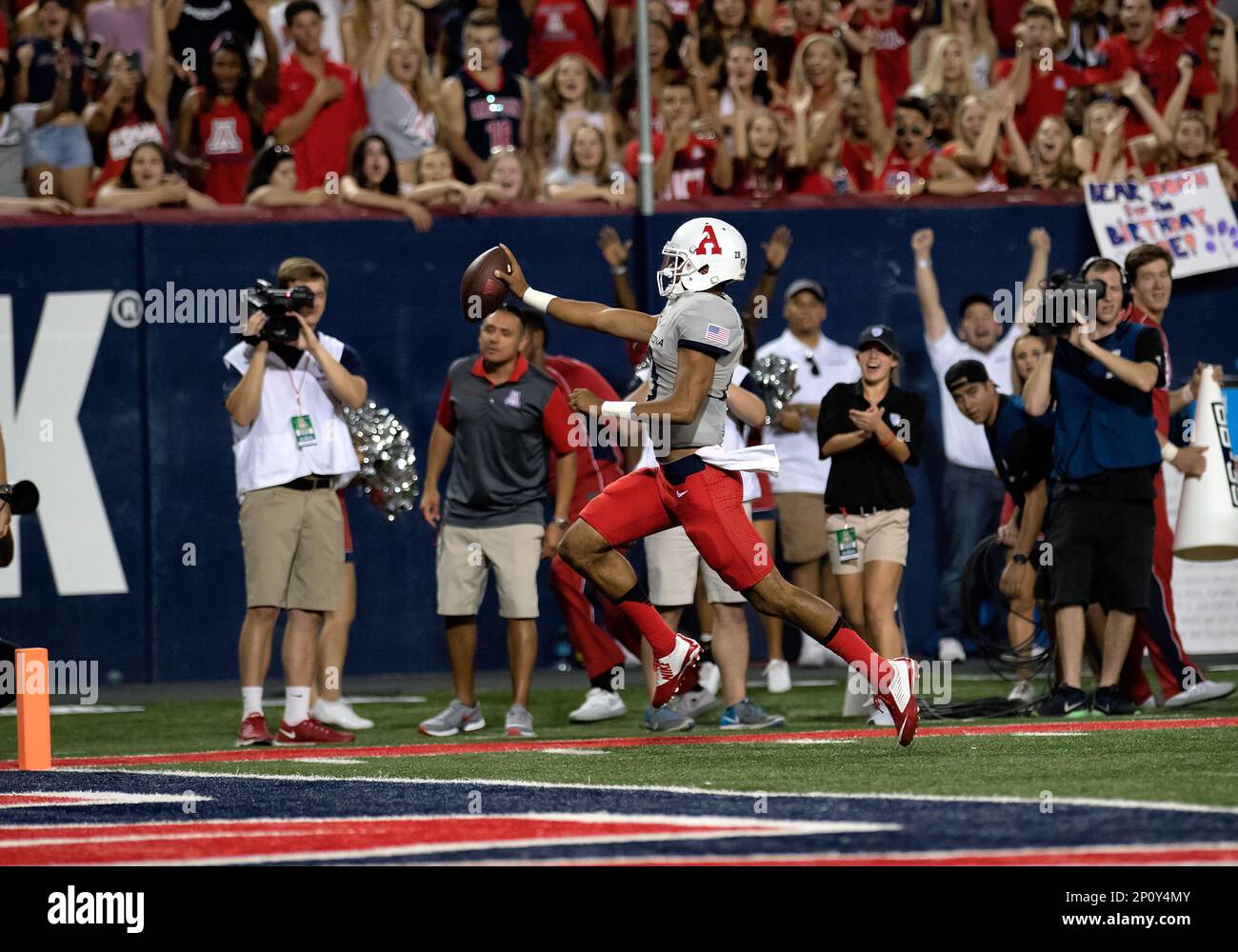 17 September 2016: Arizona Wildcats quarterback Brandon Dawkins (13) rushes untouched for a first quarter touchdown during the NCAA football game between the Hawaii Rainbow Warriors and the Arizona Wildcats at Arizona Stadium in Tucson, Ariz. (Photo by Carlos Herrera/Icon Sportswire) (Icon Sportswire via AP Images) Stockfoto