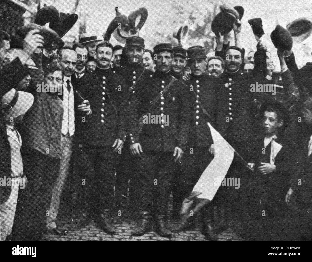 "L'aide Francaise a la Belgique; Le 7 aout, un Corps de Cavalerie francaise entrait en Belgique", 1914. Aus „L'Album de la Guerre 1914-1919, Volume I“ [L'Illustration, Paris, 1924]. Stockfoto