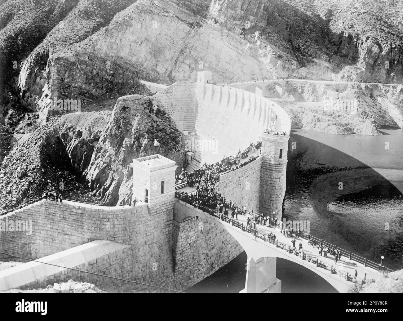 Roosevelt Dam, Arizona - Salt River Project of Bureau of Reclamation, Einweihungsszene, 1912. Damm benannt nach Präsident Theodore Roosevelt, hauptsächlich für Bewässerung, Wasserversorgung und Hochwasserkontrolle, mit Wasserkraft zur Stromerzeugung. Stockfoto