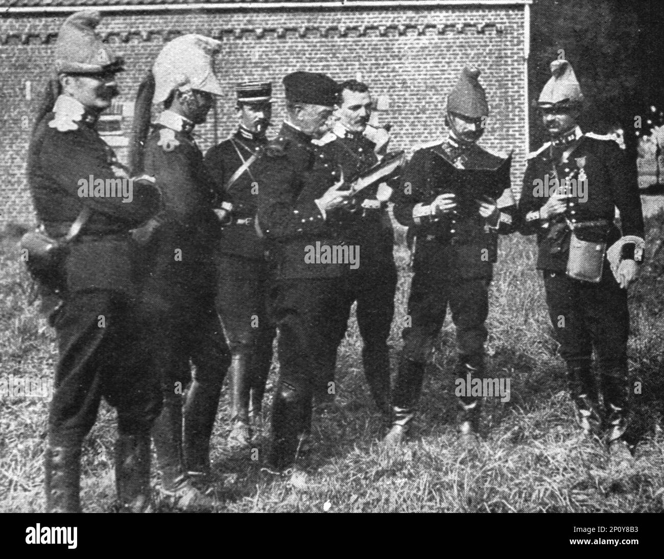 "L'Aide Francaise a la Belgique; A l'ecart, l'etat-major de la brigade etudie la carte, en attendant les rapports des patrouilles d'eclaireurs", 1914. Aus „L'Album de la Guerre 1914-1919, Volume I“ [L'Illustration, Paris, 1924]. Stockfoto