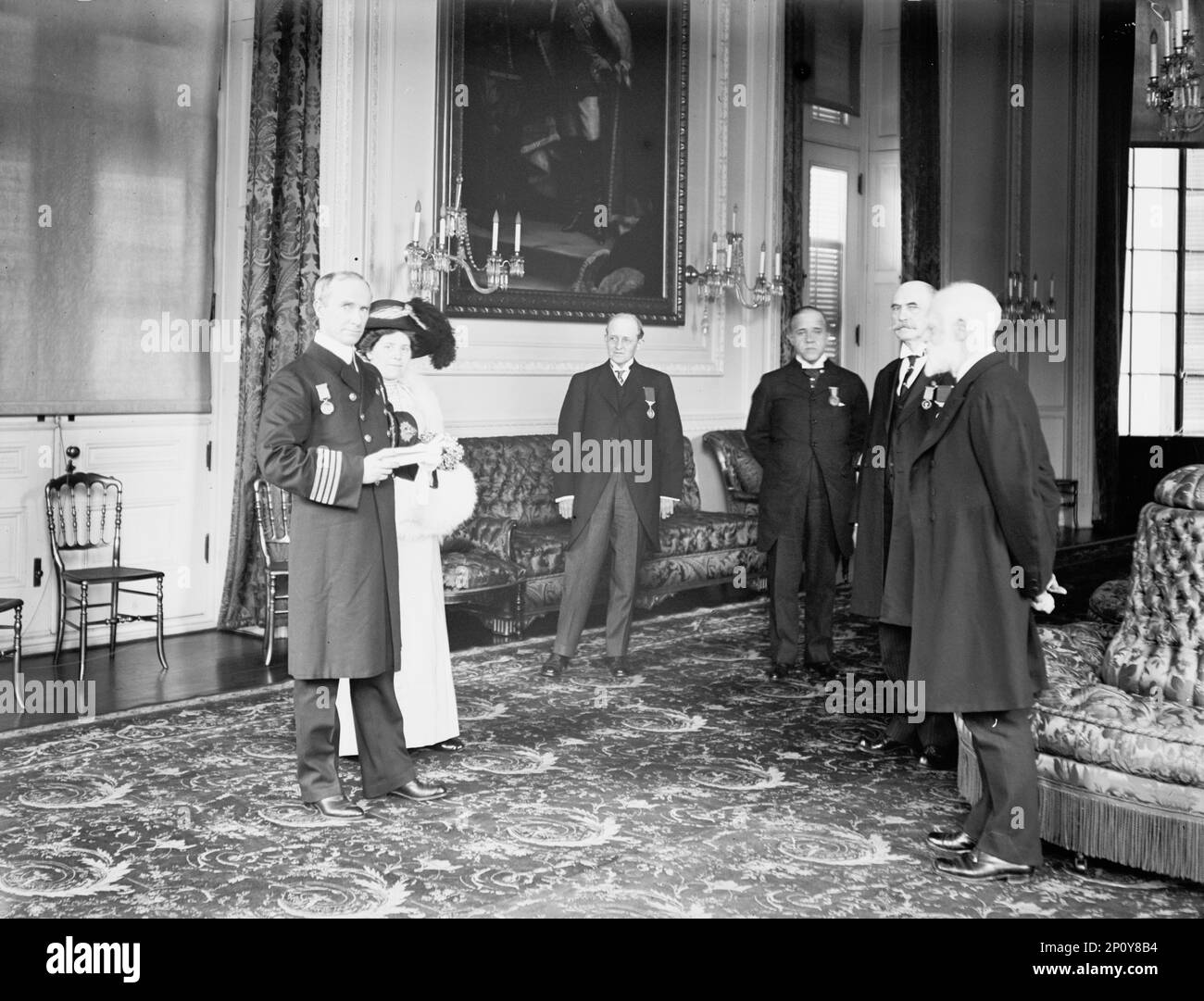 Sir Arthur Henry Rostron, Kapitän von Cunard Liner "Carpathia"; James Bryce, Botschafter aus Großbritannien, Titanic Medal to Rostron, 1913. Die RMS Carpathia, die von Rostron (links) kapituliert wurde, rettete Hunderte von Überlebenden aus der RMS Titanic, nachdem das Schiff 1912 mitten im Nordatlantik sank. James Bryce (2. rechts) überreichte Rostron die Congressional Gold Medal in der britischen Botschaft in Washington. Neben Rostron ist seine Frau, Ethel Minnie Stothert. Stockfoto