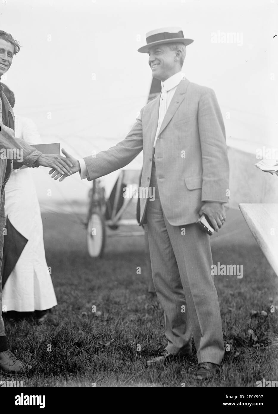 Major Edgar Russell, Signal Corps, USA Army, rechts, mit Aviator Wood die Hand schütteln, 1911. Stockfoto