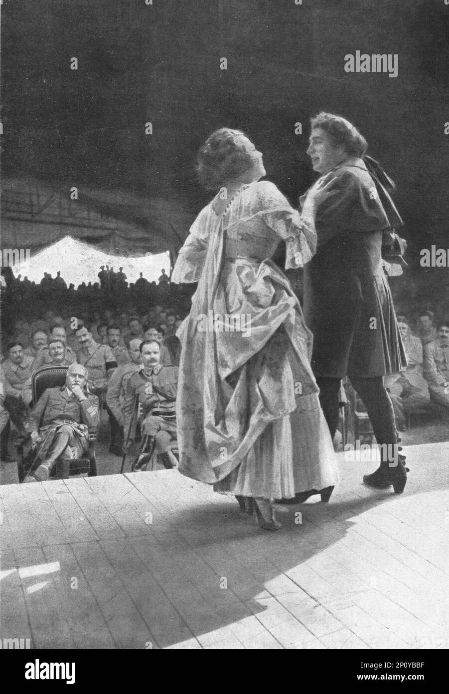 "Les entr'actes de la bataille.- "Manon" au Theatre du Front.", 1916. Aus der „Collection de la Guerre IV L'Illustration Tome CXLVII. La Guerre Juillet, Aout, Septembre, Octobre, Novembre, Dez. 1916". Stockfoto