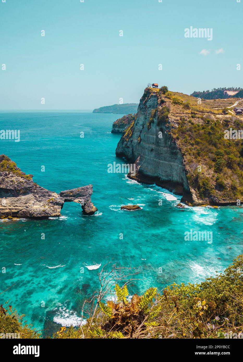 In der Nähe von Atuh Beach, Nusa Penida Island, Bali, Indonesien. Meereswellen, Klippen, tropische Pflanzen Stockfoto