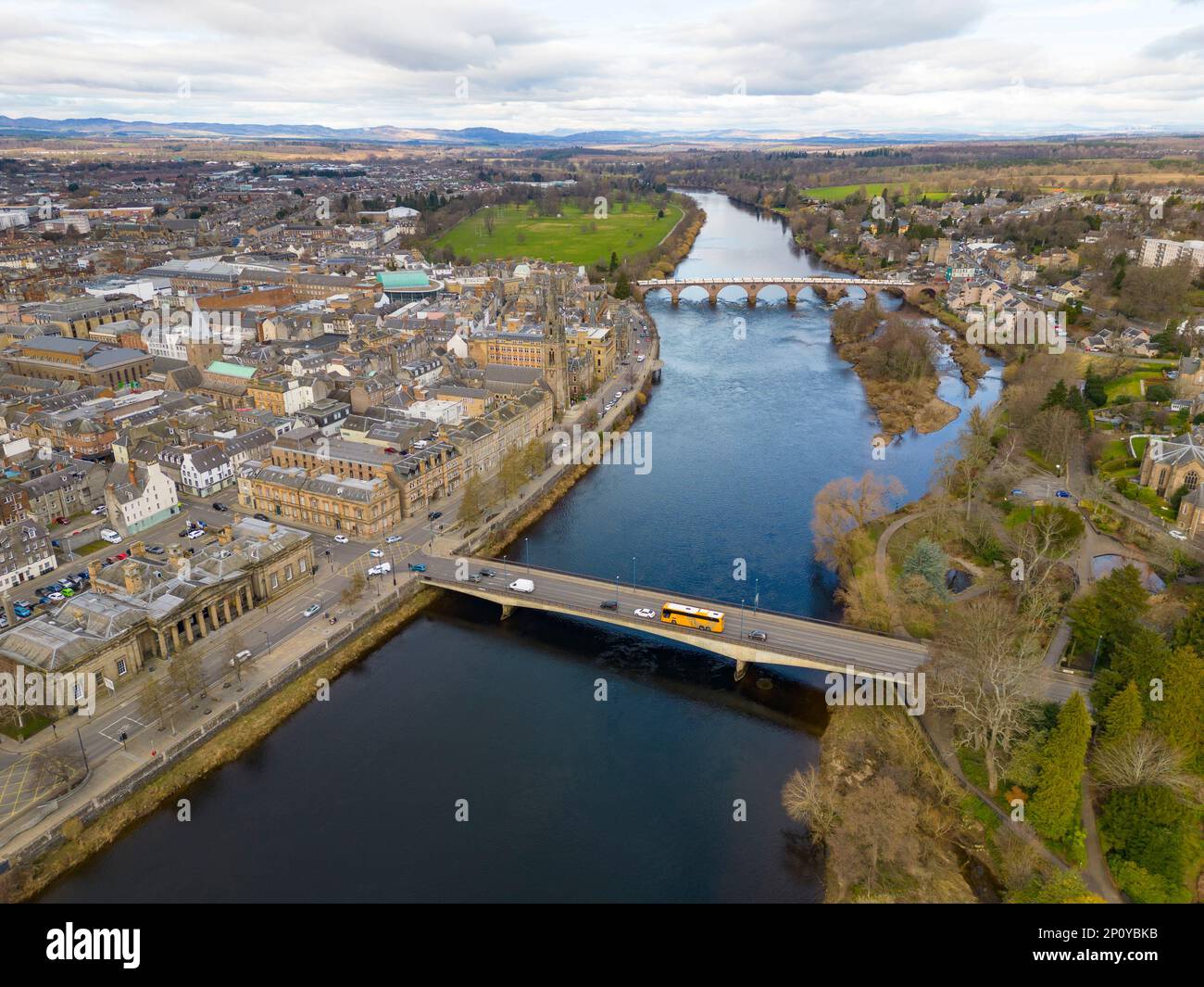 Luftaufnahme von der Drohne des Stadtzentrums von Perth und des Flusses Tay in Perth und Kinross, Schottland, Großbritannien Stockfoto