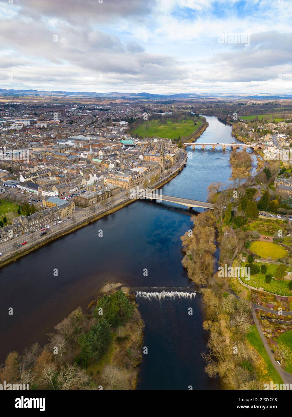 Luftaufnahme von der Drohne des Stadtzentrums von Perth und des Flusses Tay in Perth und Kinross, Schottland, Großbritannien Stockfoto